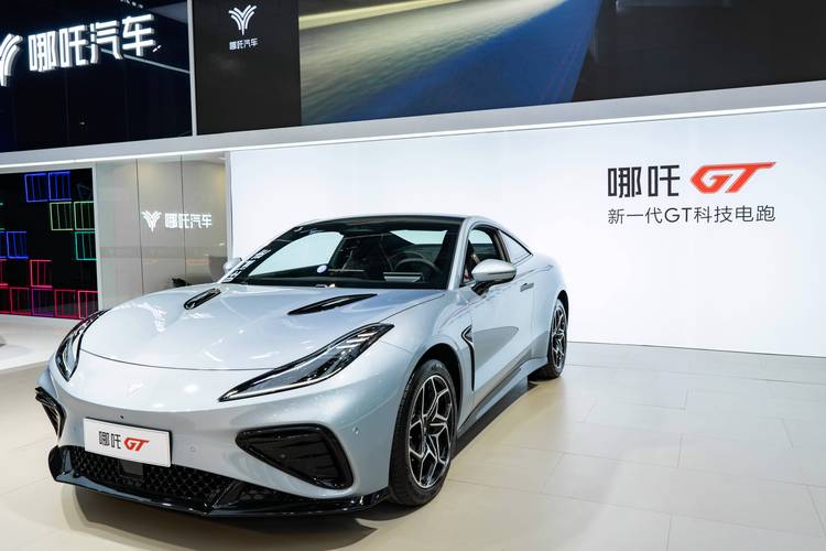 广州28哪吒汽车在智能汽车领域的表现，领途汽车在新能源汽车市场中的影响力